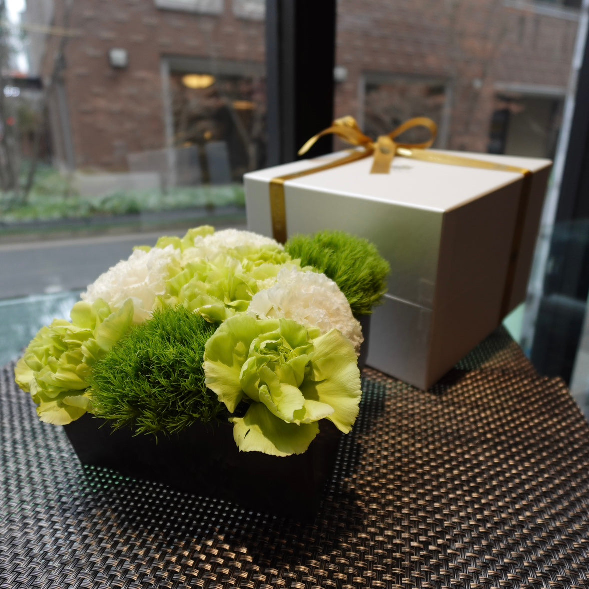 【コラボ商品】 黄緑白カーネーションBOX&選べる薔薇スイーツ