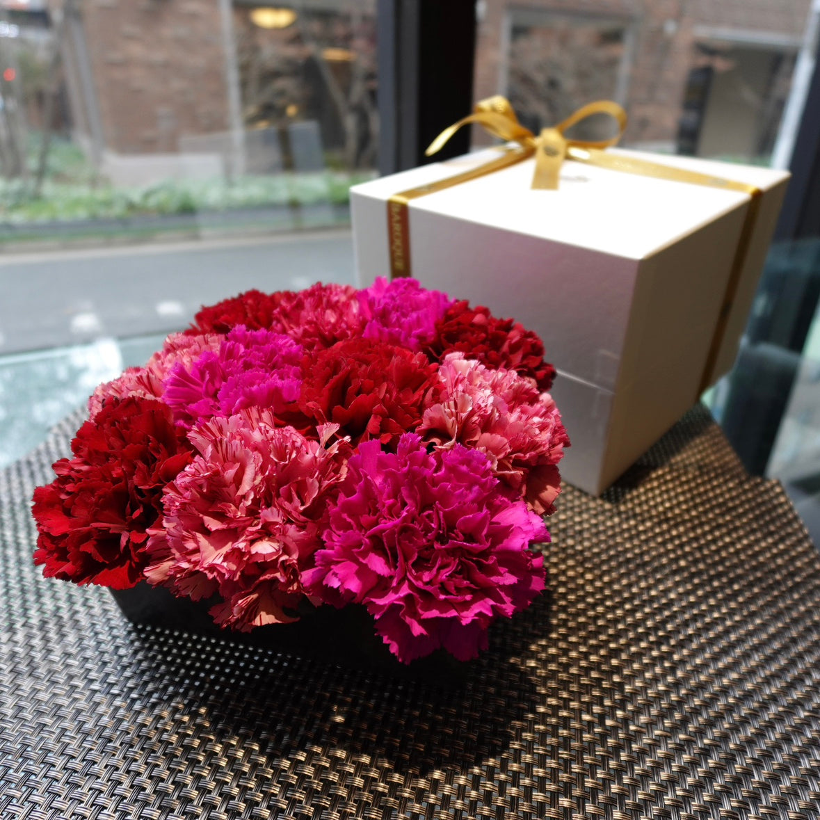 【コラボ商品】 深紅赤カーネーションBOX&選べる薔薇スイーツ